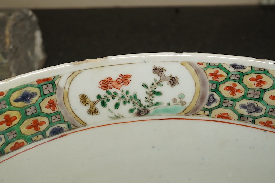 A large Chinese famille verte bowl, Kangxi period (1662-1722)